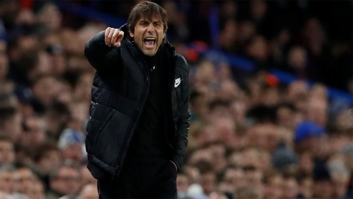 Chelsea manager Antonio Conte shouting orders at his players